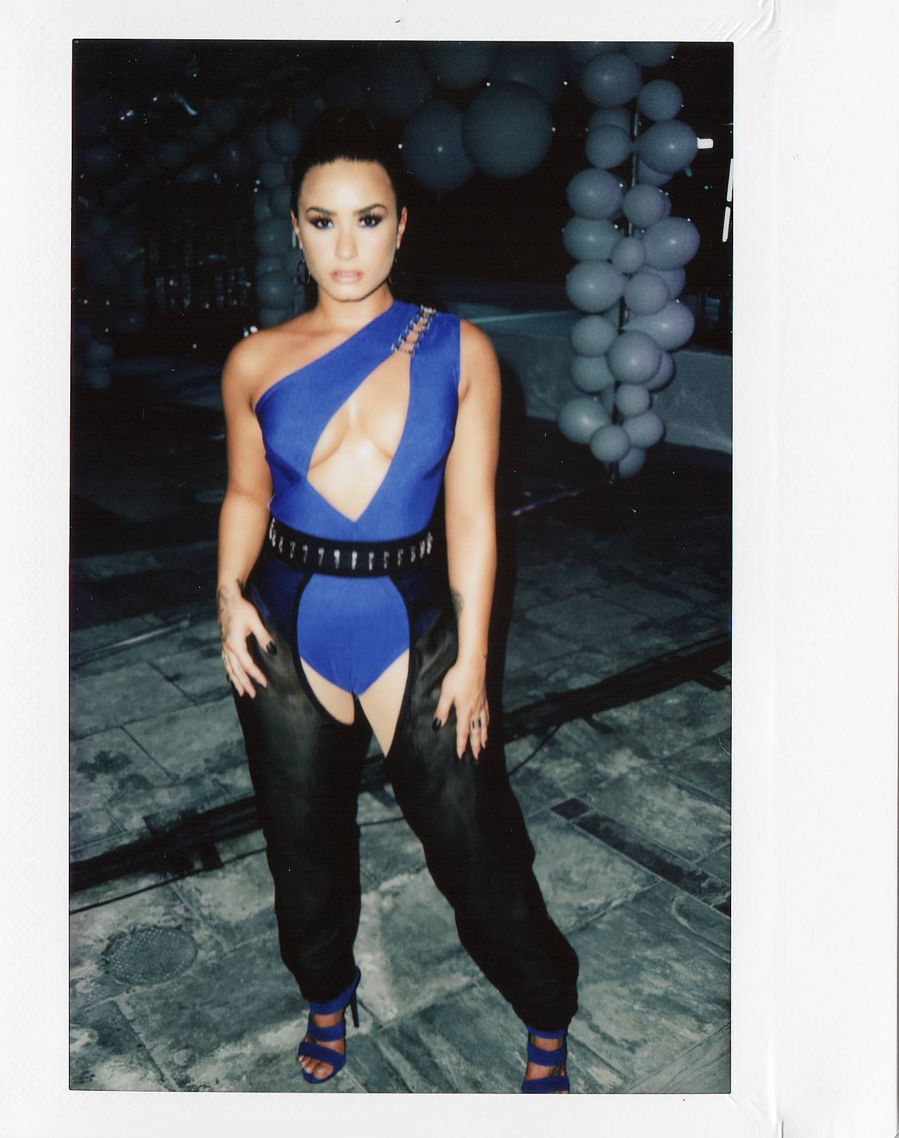 Demi_Lovato_-_2017_MTV_Video_Music_Awards_Photoshoot-13.jpg
