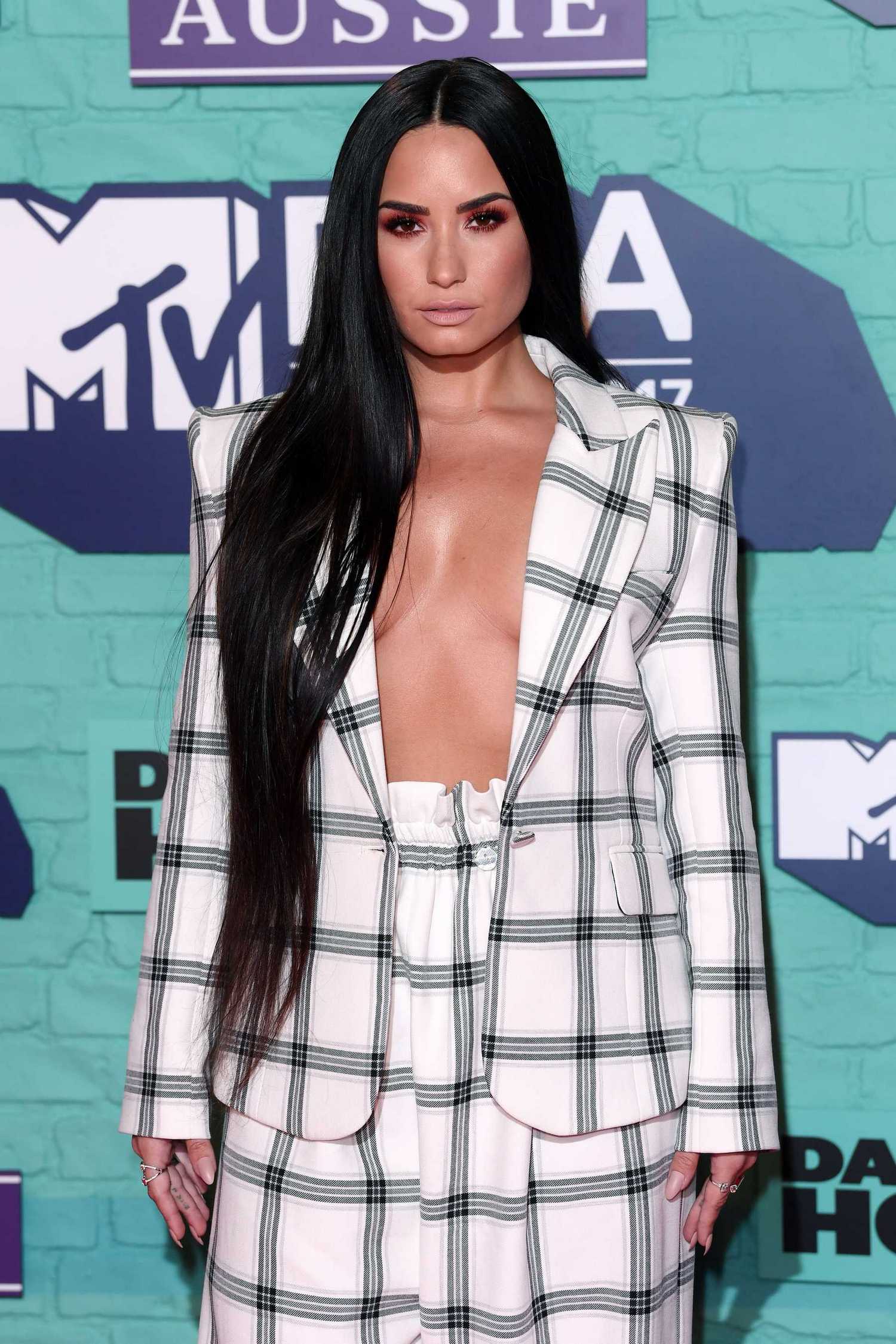 Demi_Lovato_-_24th_MTV_Europe_Music_Awards_in_London_on_November_12-04.jpg