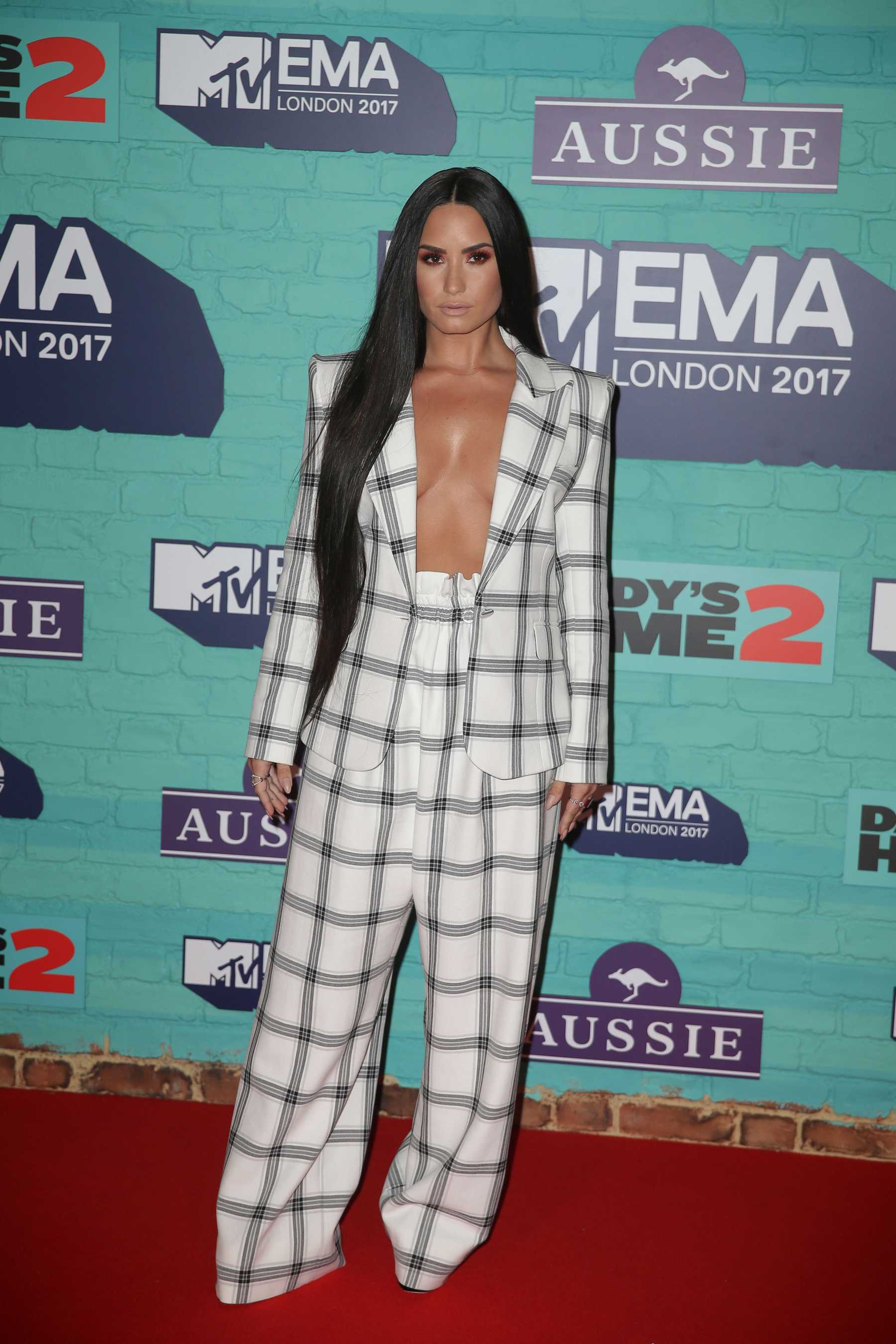 Demi_Lovato_-_24th_MTV_Europe_Music_Awards_in_London_on_November_12-28.jpg