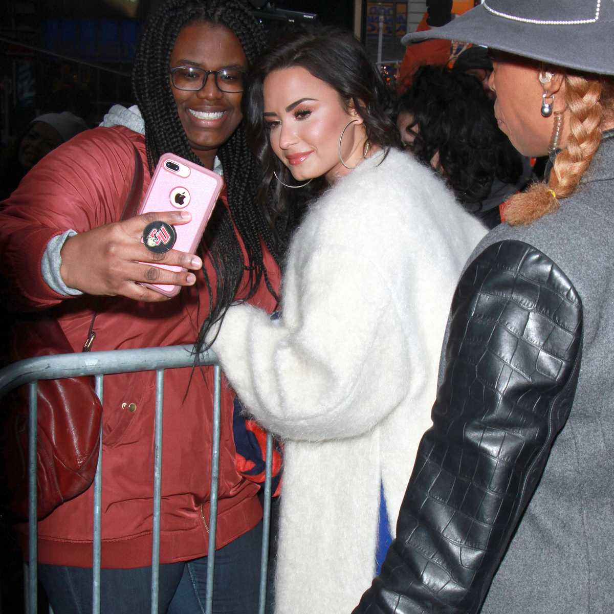Demi_Lovato_-_Arrives_to_Good_Morning_America_in_NYC_on_January_24-05.jpg
