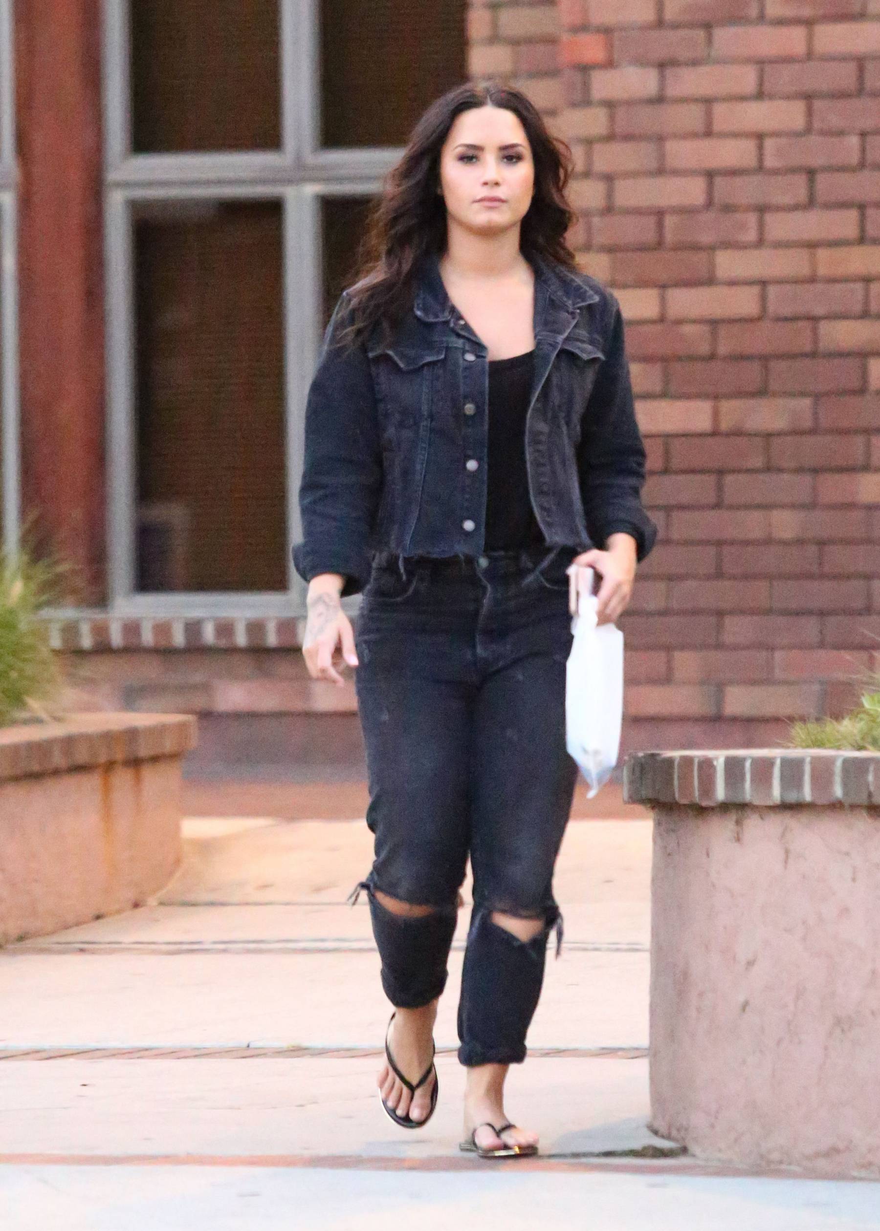 Demi_Lovato_-_In_Los_Angeles_on_August_28-02.jpg