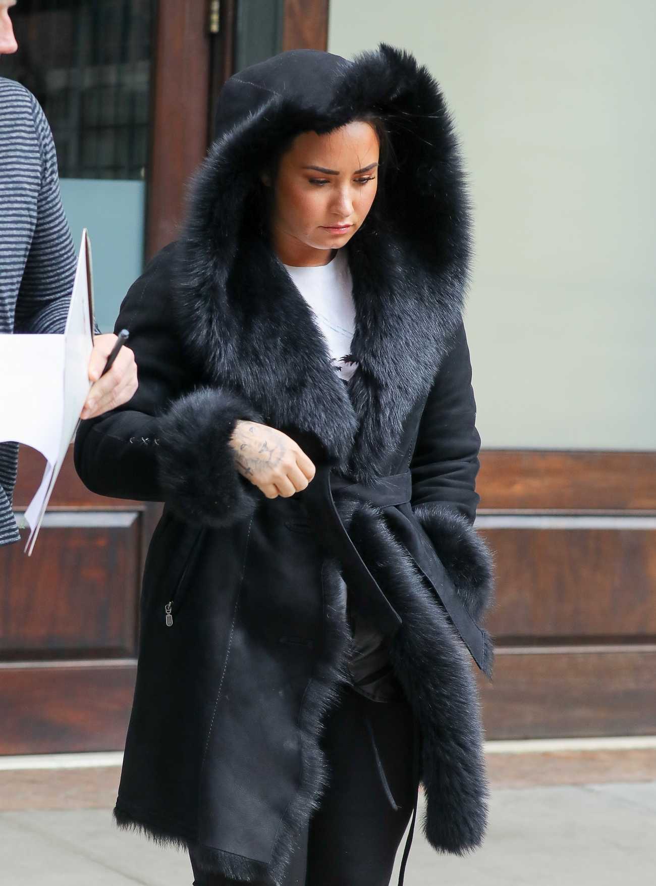Demi_Lovato_-_Leaving_her_hotel_in_NYC_on_March_152C_2018-02.jpg