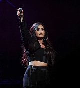 Demi_Lovato_-_American_Airlines_AAdvantage_Mastercard_cardmembers_on_January_242C_2018-04.jpg