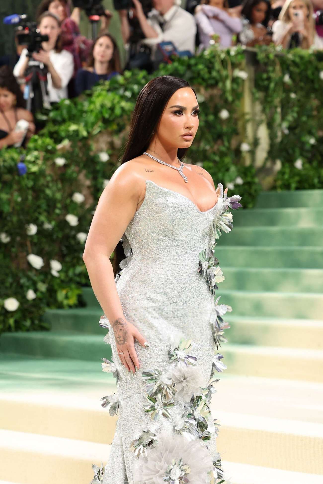 Demi_Lovato_-2024_Met_Gala_on_in_New_York_May_62C_2024_12.jpg