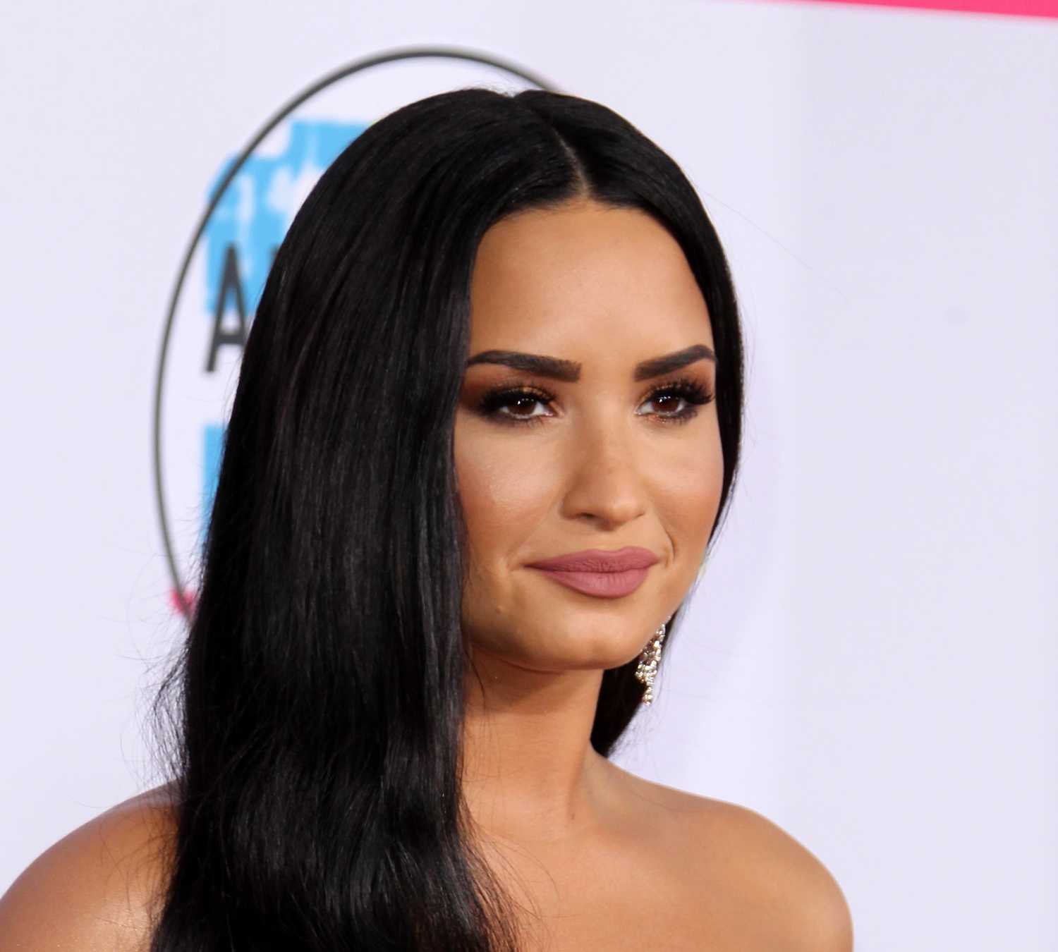Demi_Lovato_-_2017_American_Music_Awards_-_November_19-09.jpg