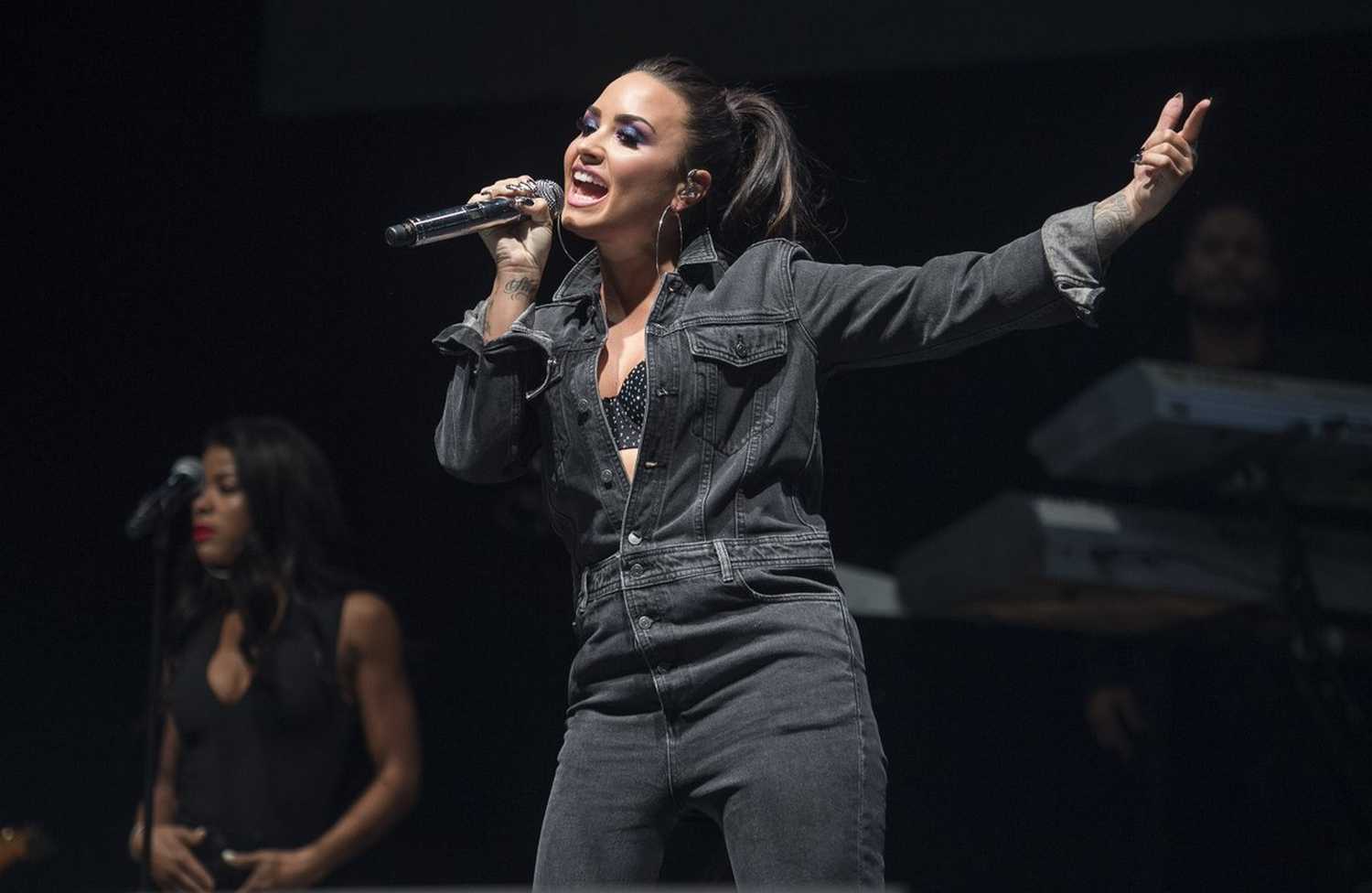 Free_Radio_Live_in_Birmingham_-_November_11-26.jpg