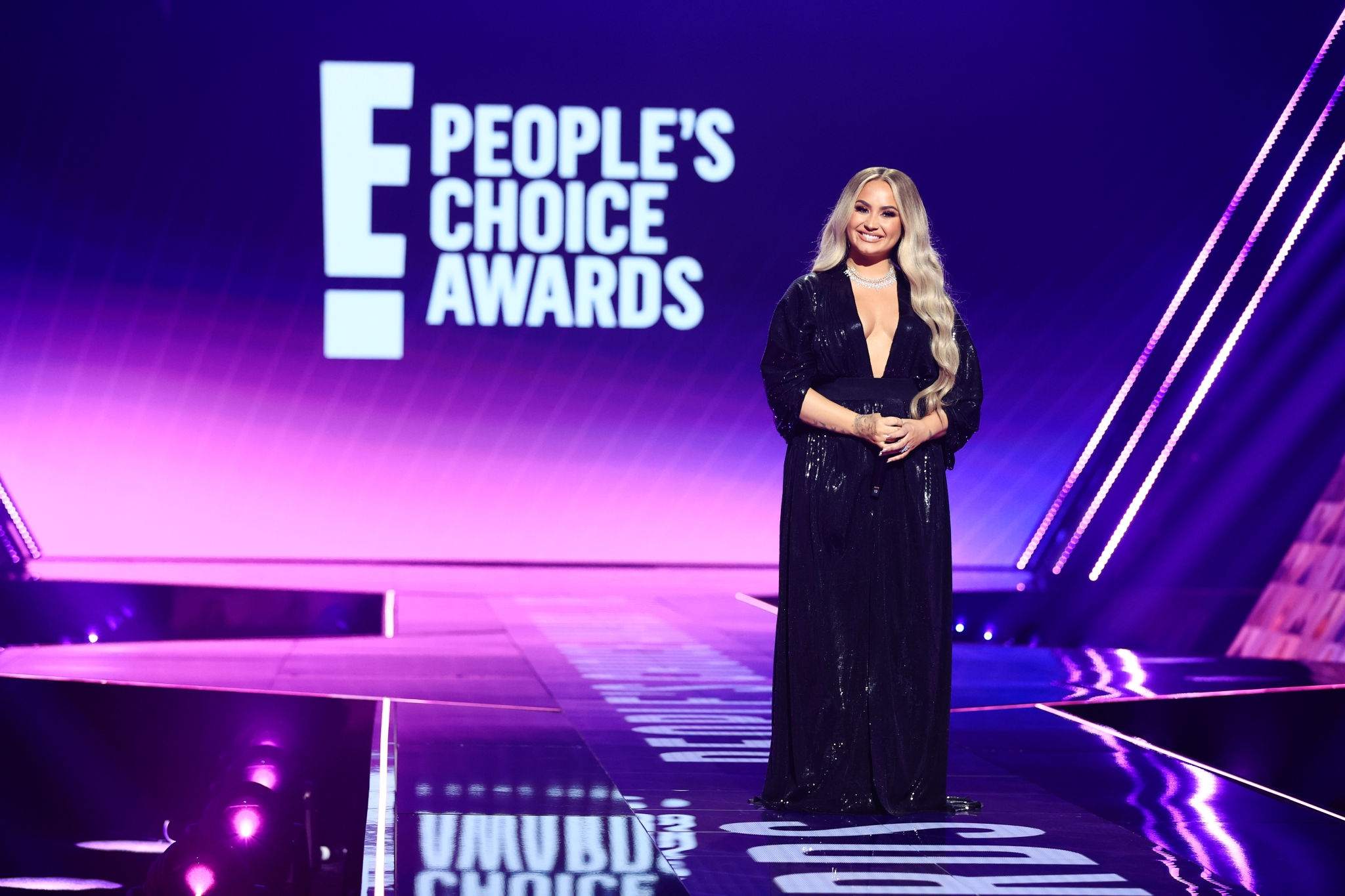 2020_E21_People_s_Choice_Awards_28929.jpg