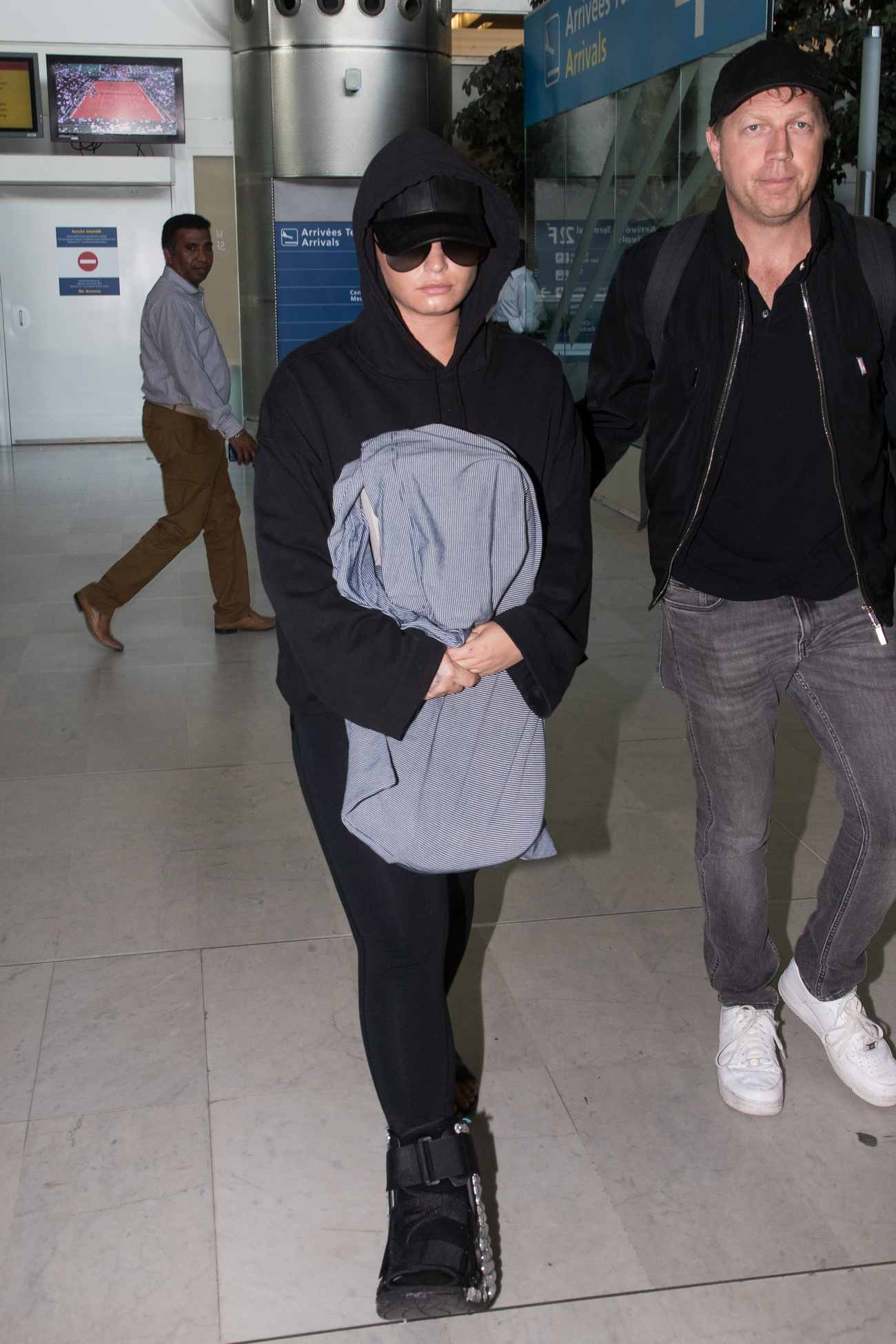 Arrives_at_Paris-Charles-de-Gaulle_Airport_-_June_300004.jpg