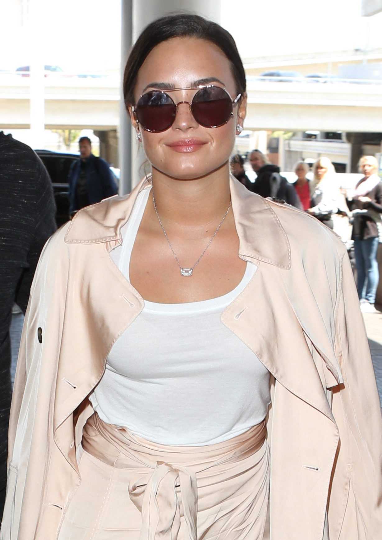 At_LAX_Airport_in_Los_Angeles_-_May_16-38.jpg At_LAX_Airport_in_Los_Angeles_-_May_16-38.jpg