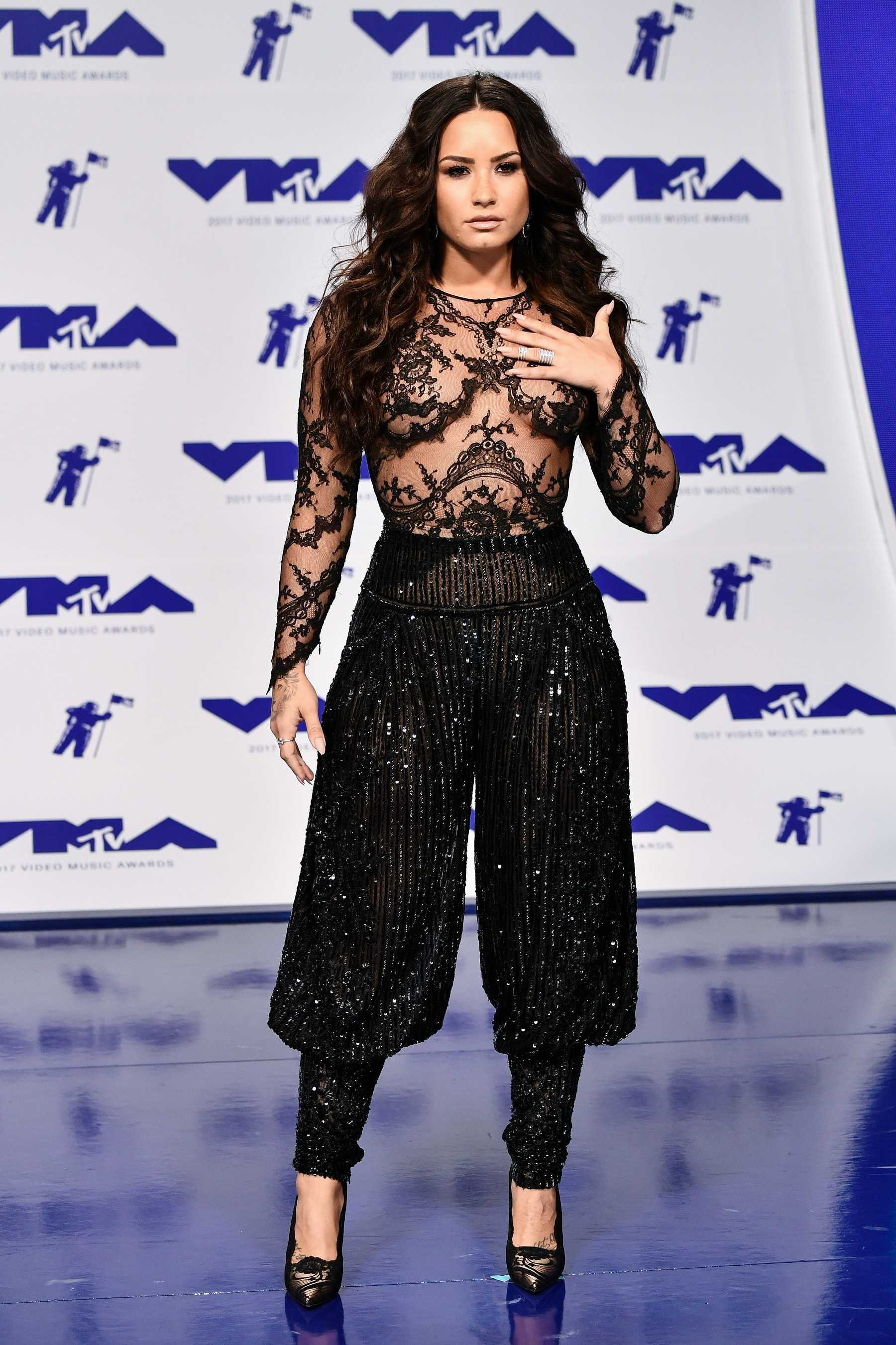 Demi_Lovato_-_2017_MTV_Video_Music_Awards_on_August_27-01.jpg
