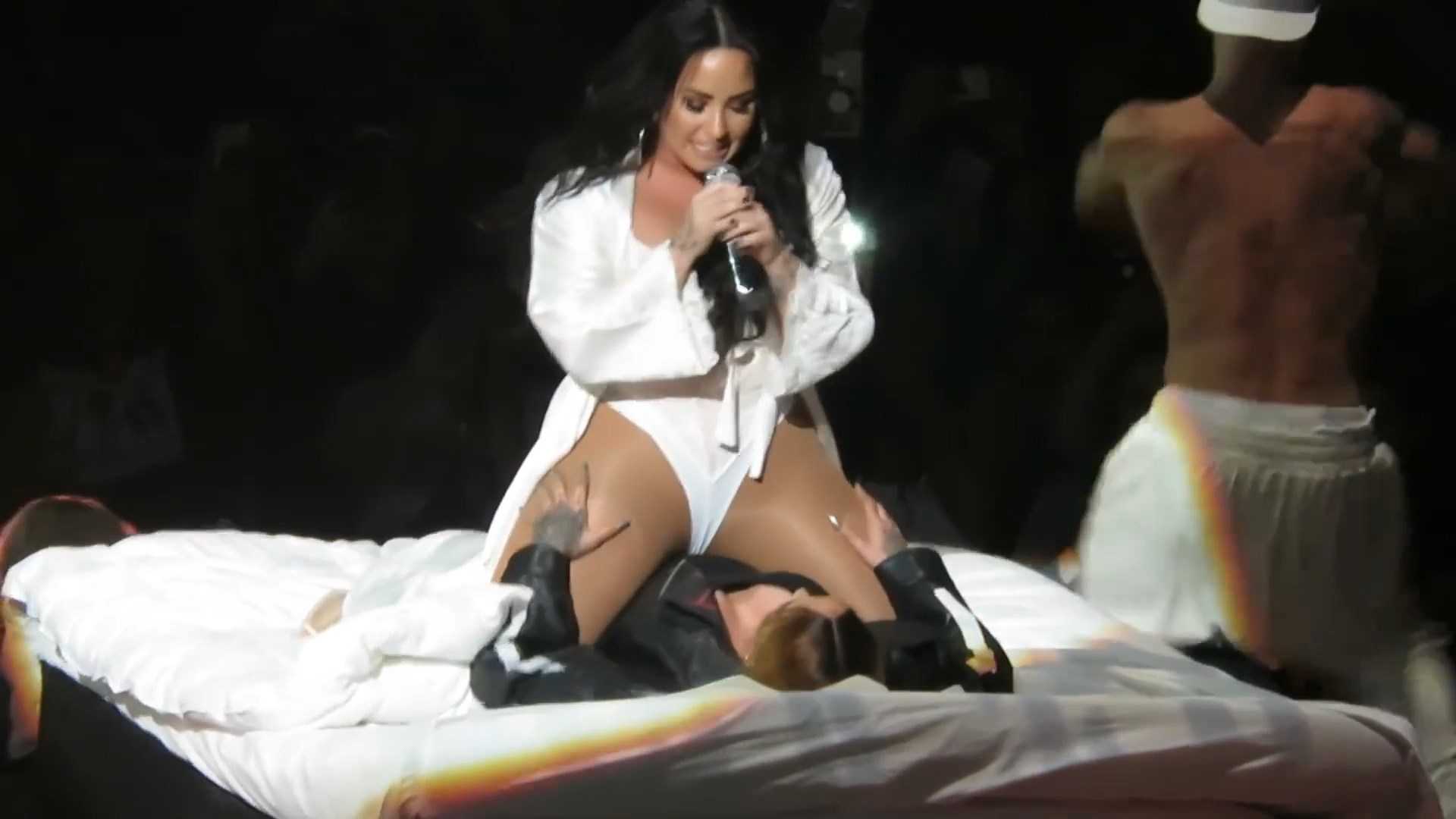 Demi_Lovato_-_27Tell_Me_You_Love_Me_World_Tour27_in_Newark2C_NJ__April_22C_2018-01.jpg Demi_Lovato_-_27Tell_Me_You_Love_Me_World_Tour27_in_Newark2C_NJ__April_22C_2018-01.jpg