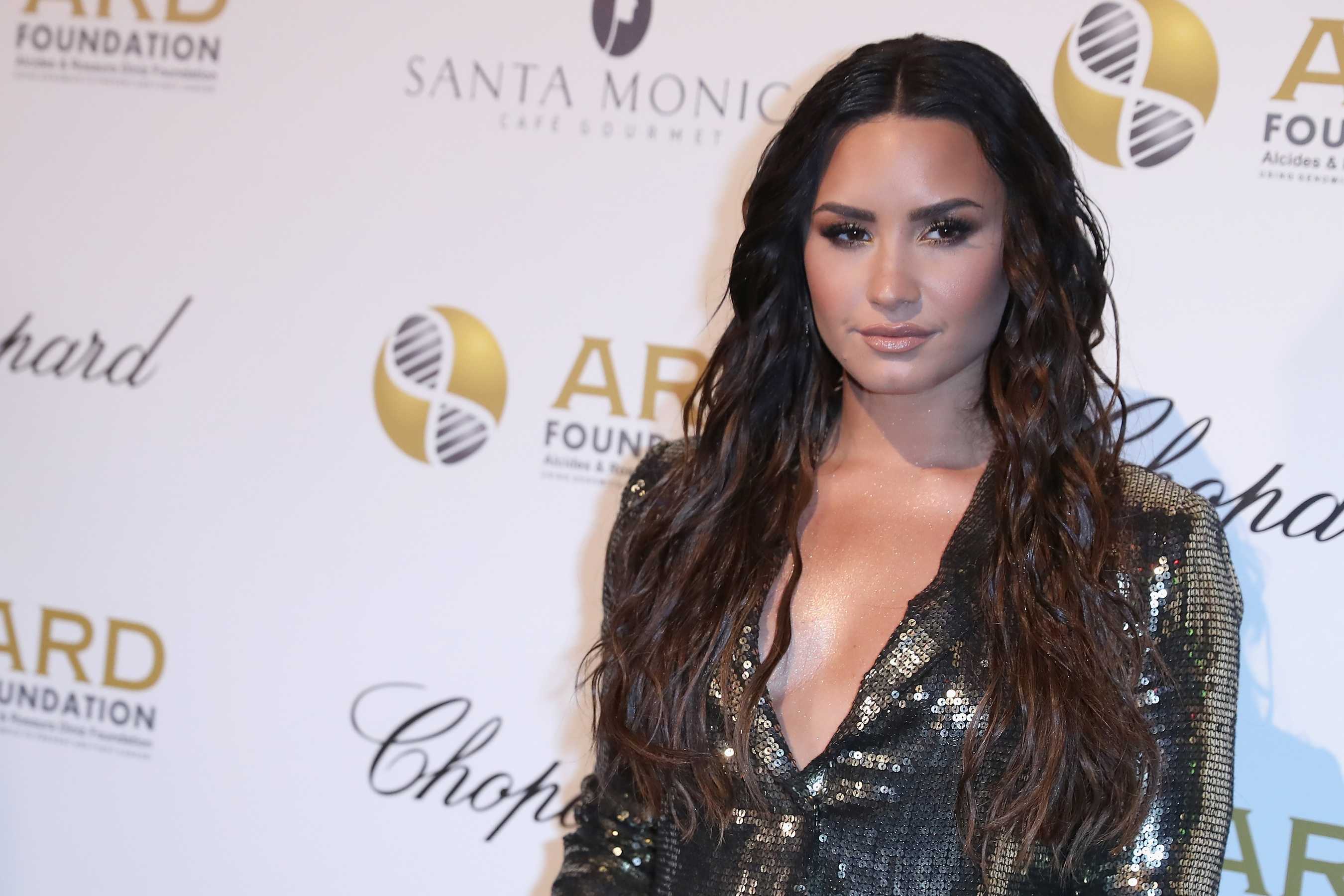 Demi_Lovato_-_Alcides___Rosaura_28ARD29_Foundations___A_Brazilian_Night__on_September_7-01.jpg