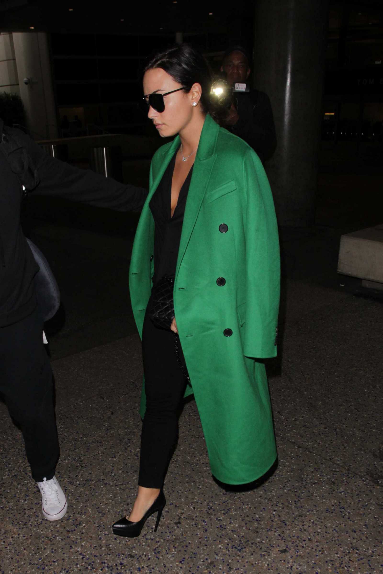 Demi_Lovato_-_Arrives_to_LAX_in_Los_Angeles_on_Feb_5-15.jpg
