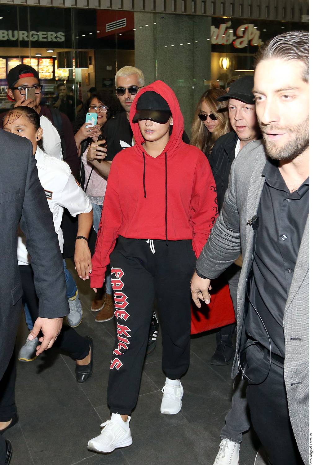 Demi_Lovato_-_Arriving_in_Mexico_City_on_November_9-02.jpg