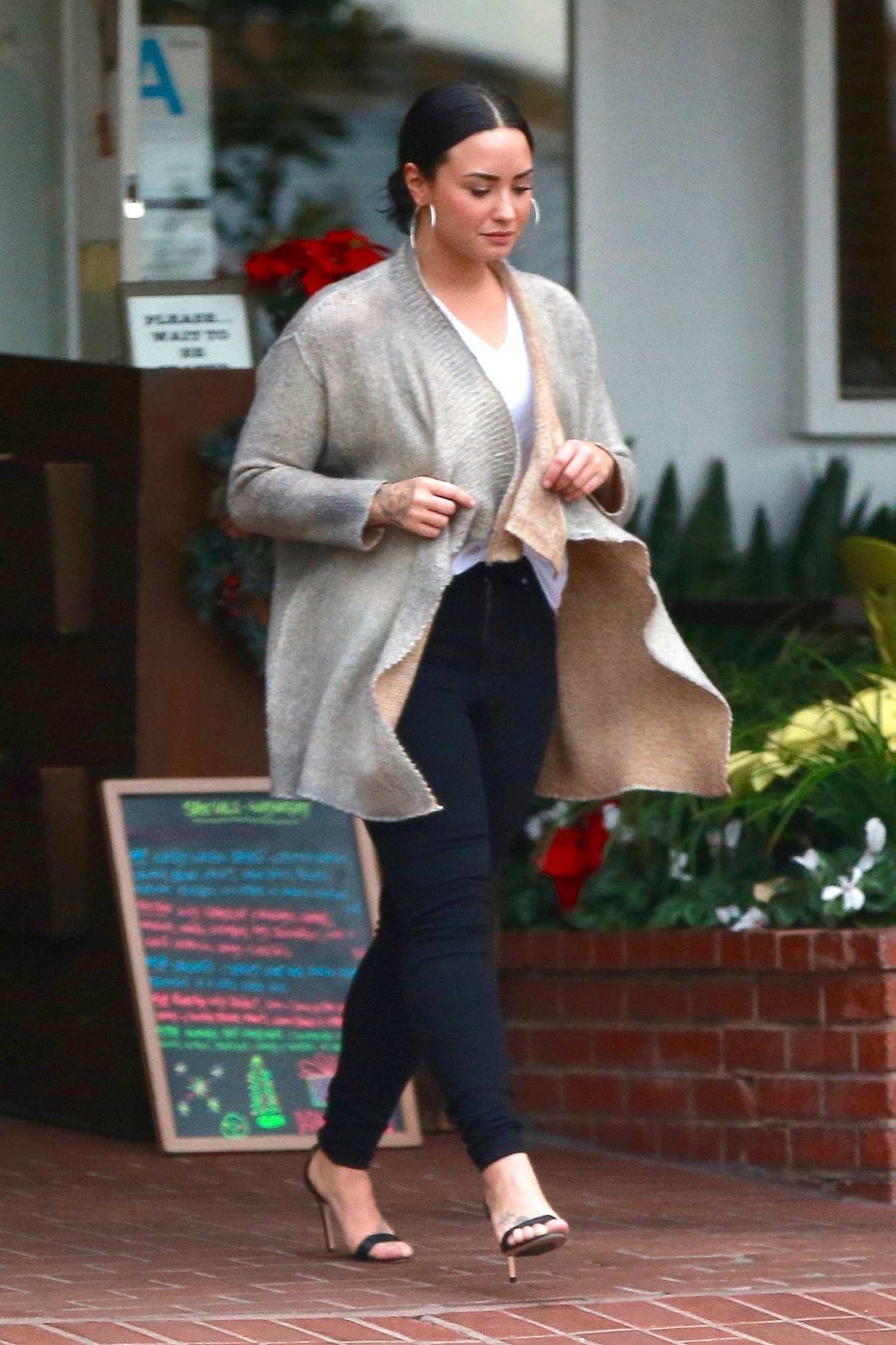 Demi_Lovato_-_At_Fred_Segal_s_after_Christmas_Shopping_on_December_20-01.jpg Demi_Lovato_-_At_Fred_Segal_s_after_Christmas_Shopping_on_December_20-01.jpg