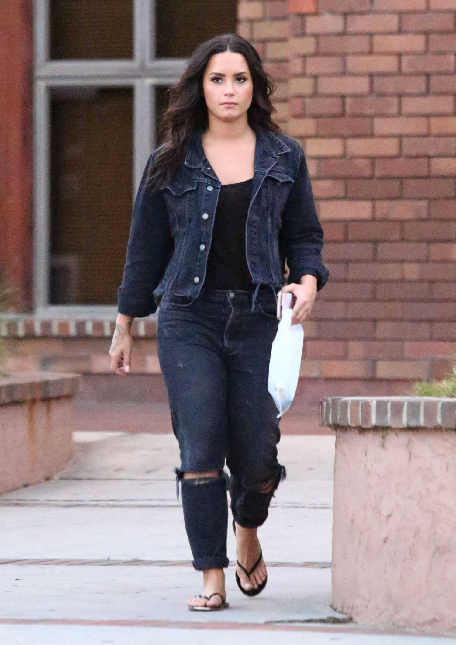 Demi_Lovato_-_In_Los_Angeles_on_August_28-06.jpg