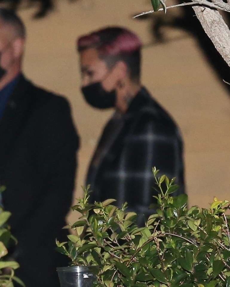 Demi_Lovato_-_In_Malibu_With_Noah_Cyrus_February_232C_2021_04.jpg