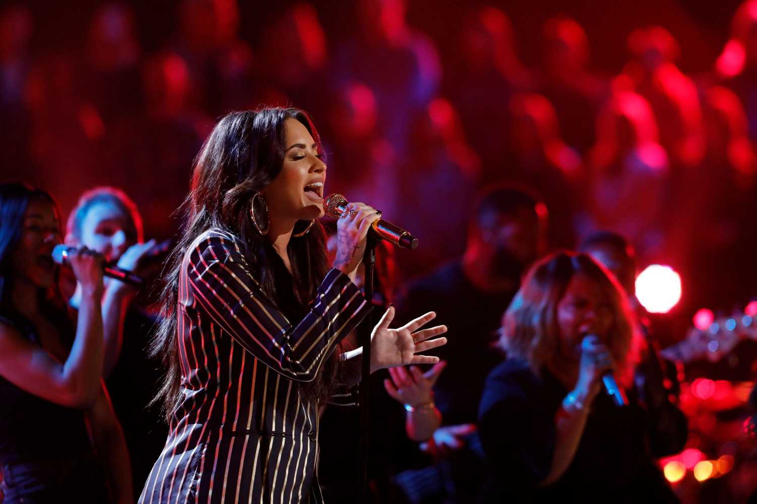 Demi_Lovato_-_Performs_on_The_Voice_Live_Finale_on_December_192C_2017-01.jpg