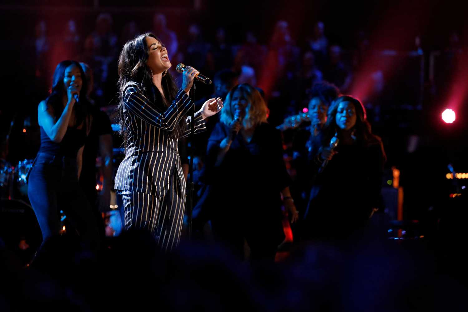 Demi_Lovato_-_Performs_on_The_Voice_Live_Finale_on_December_192C_2017-02.jpg