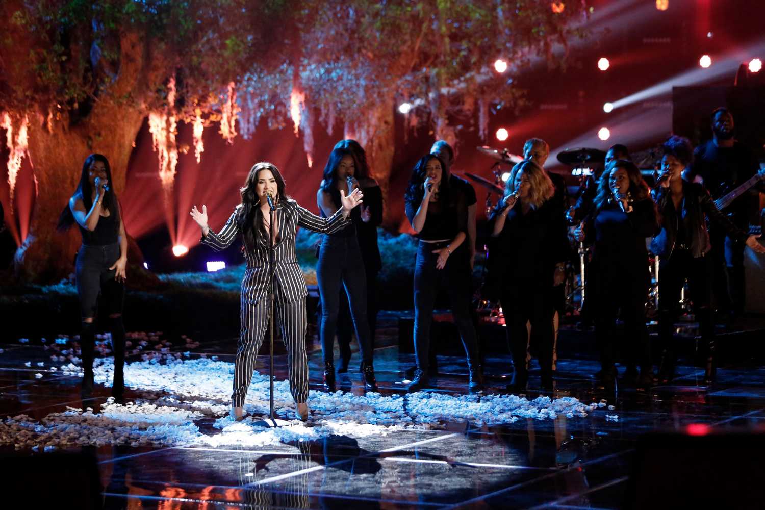 Demi_Lovato_-_Performs_on_The_Voice_Live_Finale_on_December_192C_2017-03.jpg