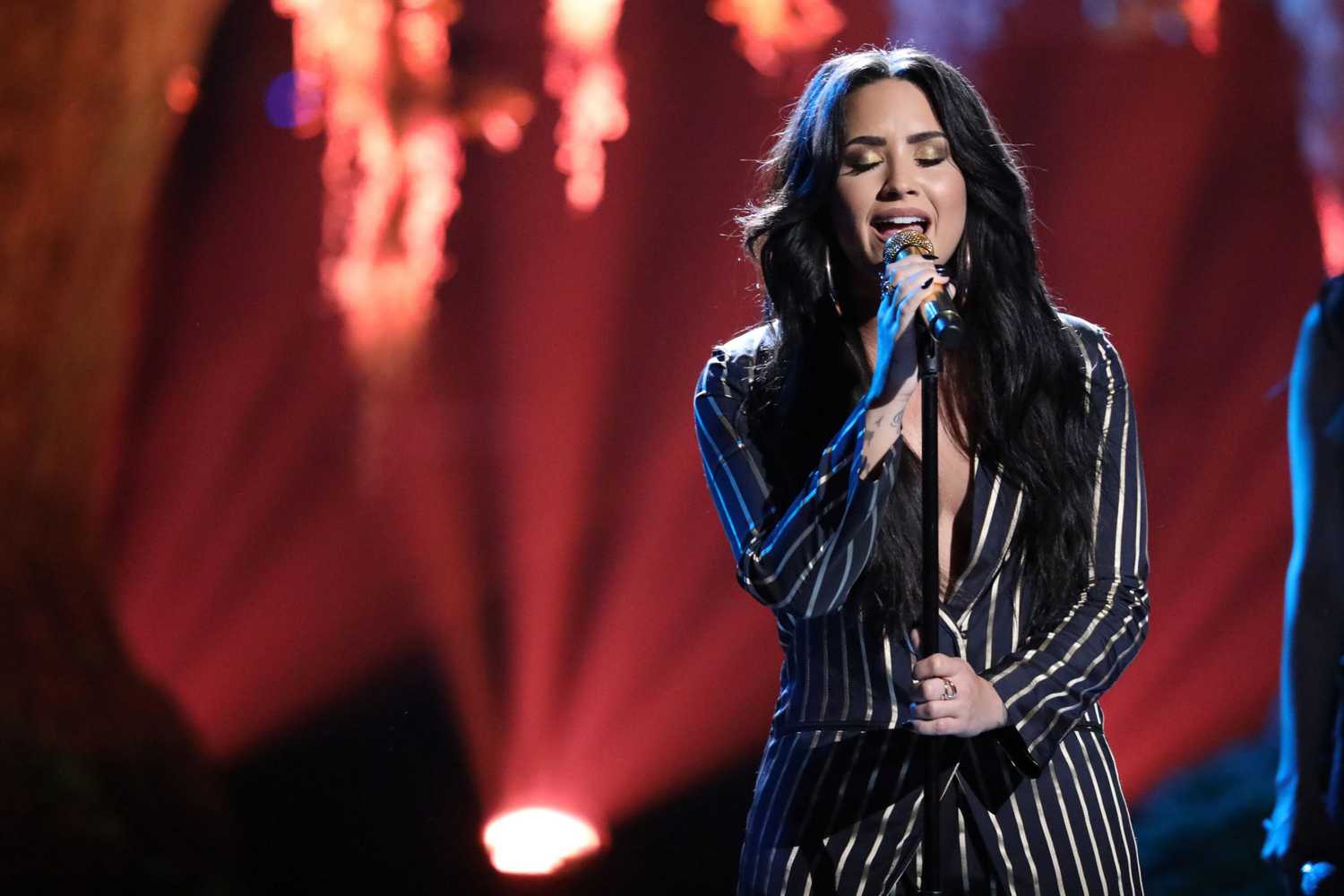 Demi_Lovato_-_Performs_on_The_Voice_Live_Finale_on_December_192C_2017-04.jpg