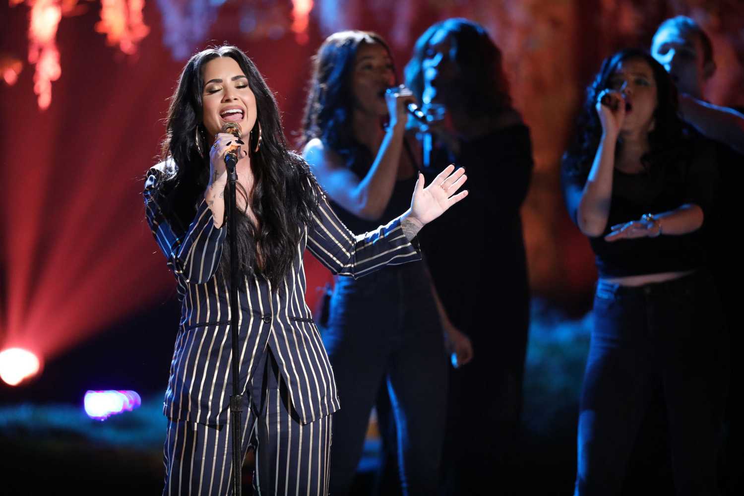 Demi_Lovato_-_Performs_on_The_Voice_Live_Finale_on_December_192C_2017-05.jpg