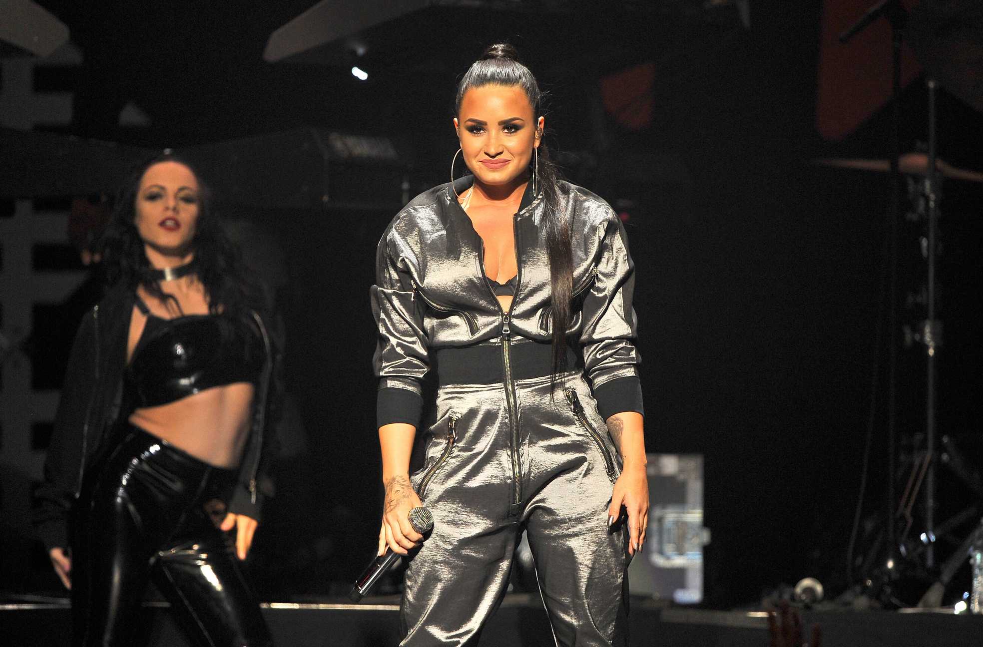 Demi_Lovato_-_WiLD_94_9_s_FM_s_Jingle_Ball_2017_on_November_30-02.jpg