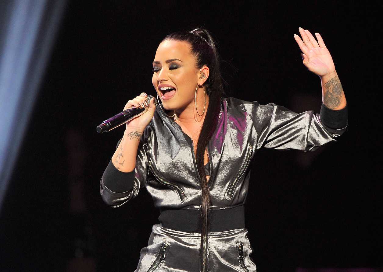 Demi_Lovato_-_WiLD_94_9_s_FM_s_Jingle_Ball_2017_on_November_30-03.jpg