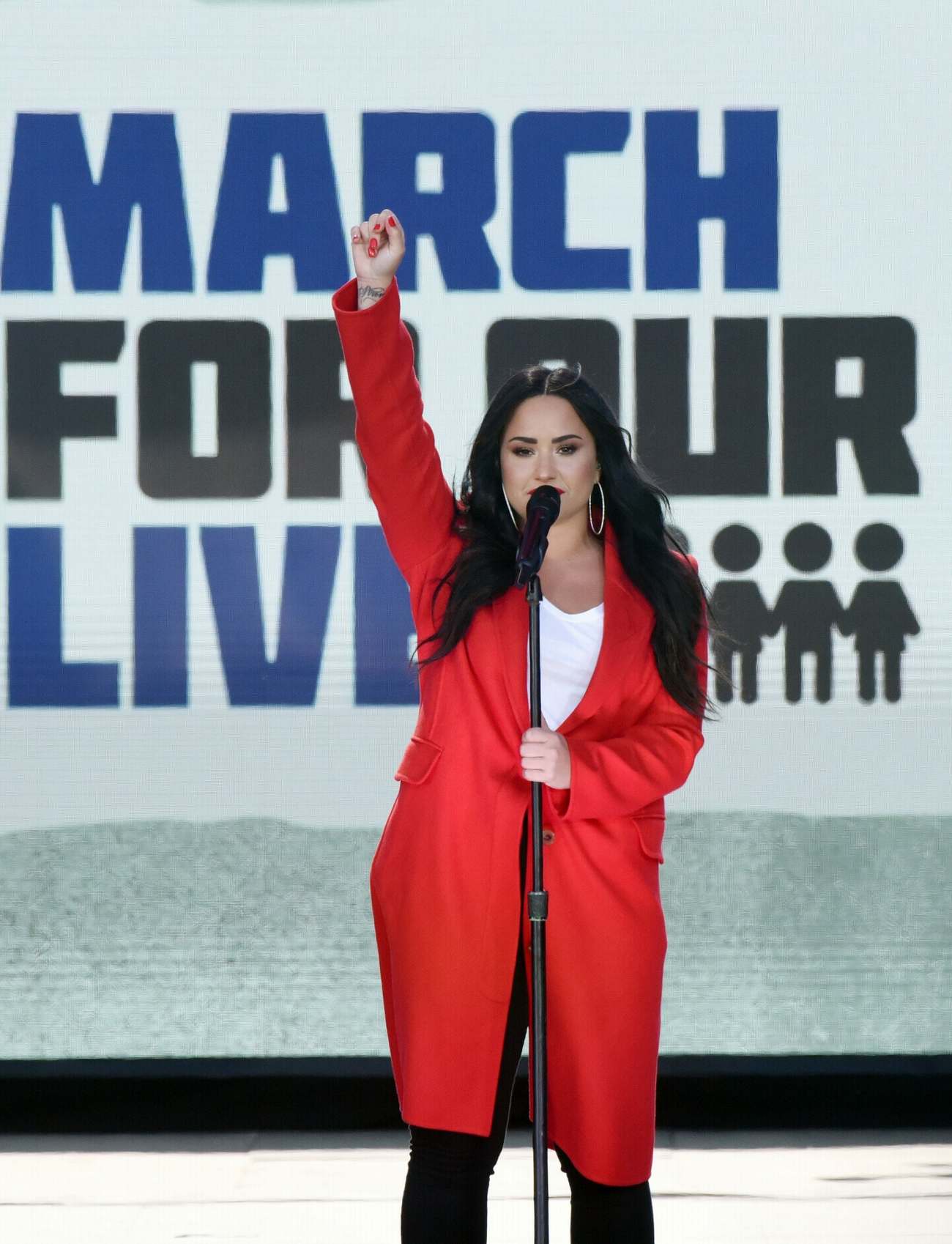 Demi_Lovato_-__March_For_Our_Lives__in_Washington2C_DC_on_March_24-04.jpg
