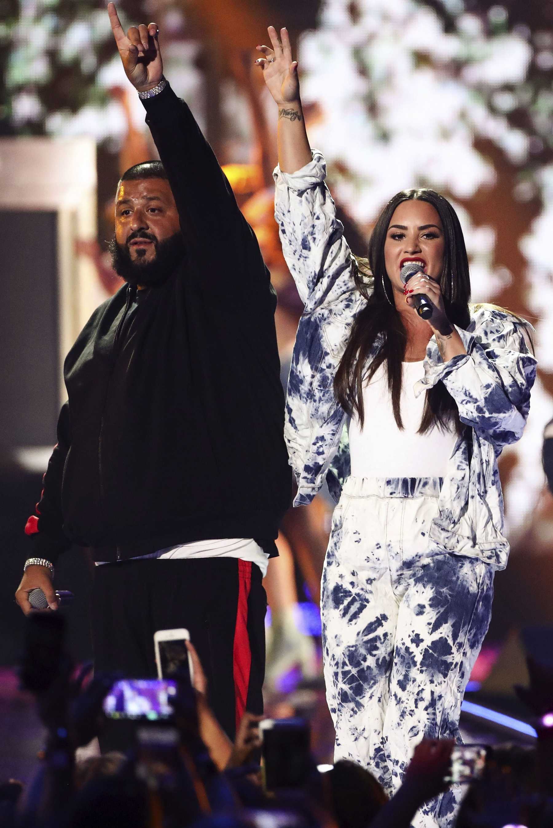 Demi_Lovato_-__iHeartRadio_Music_Festival_in_Las_Vegas_on_September_23-42.jpg