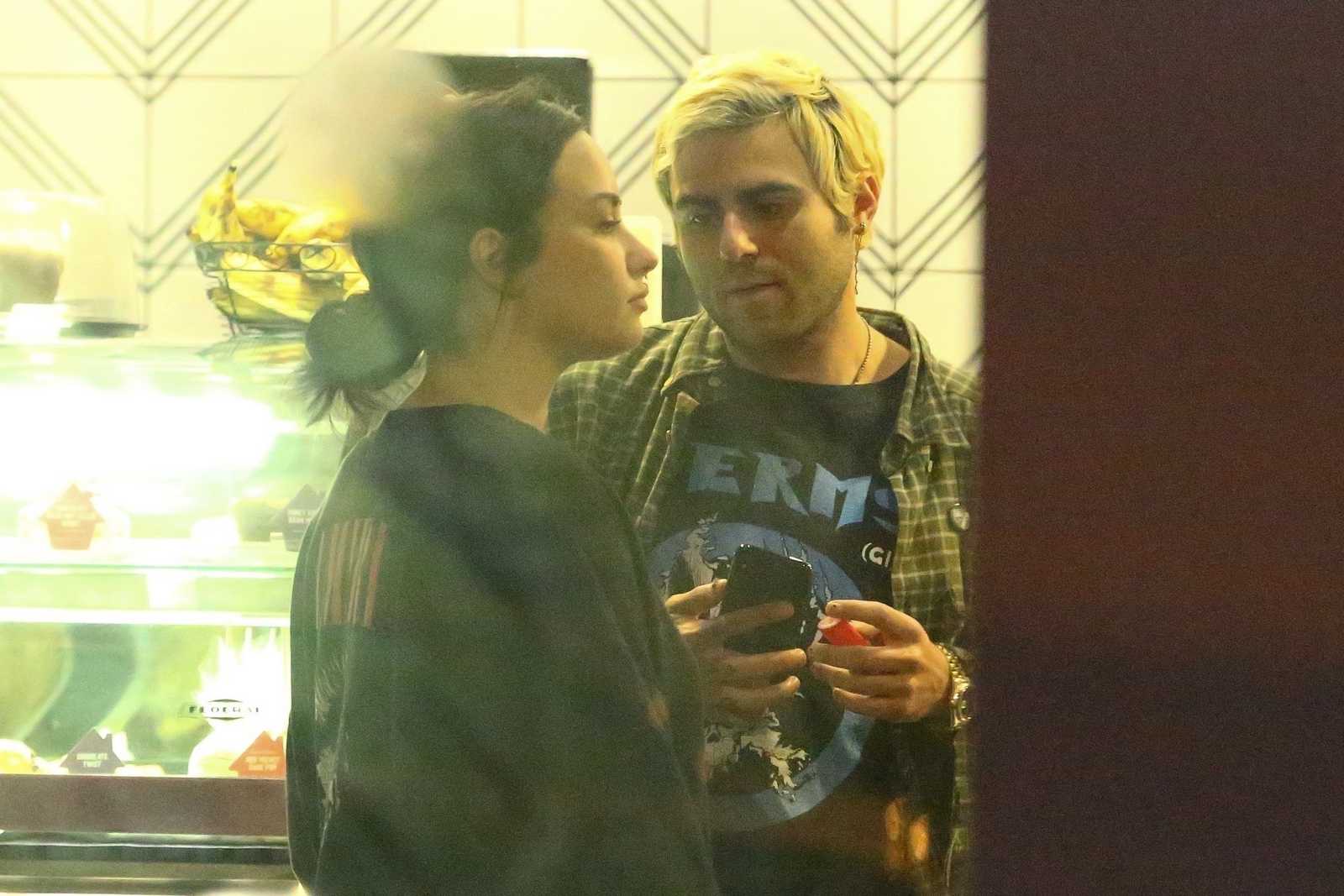 Demi_Lovato_-_night_out_in_West_Hollywood_11052018-05.jpg