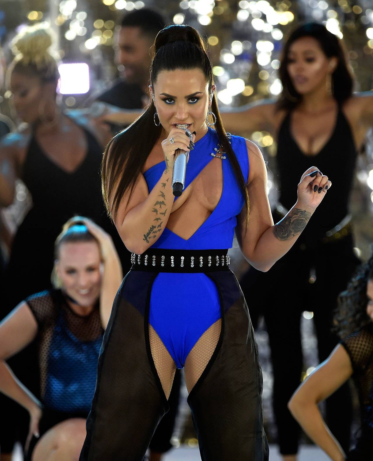 Demi_Lovato_-_performing_at_2017_MTV_Video_Music_Awards_on_August_27-01.jpg