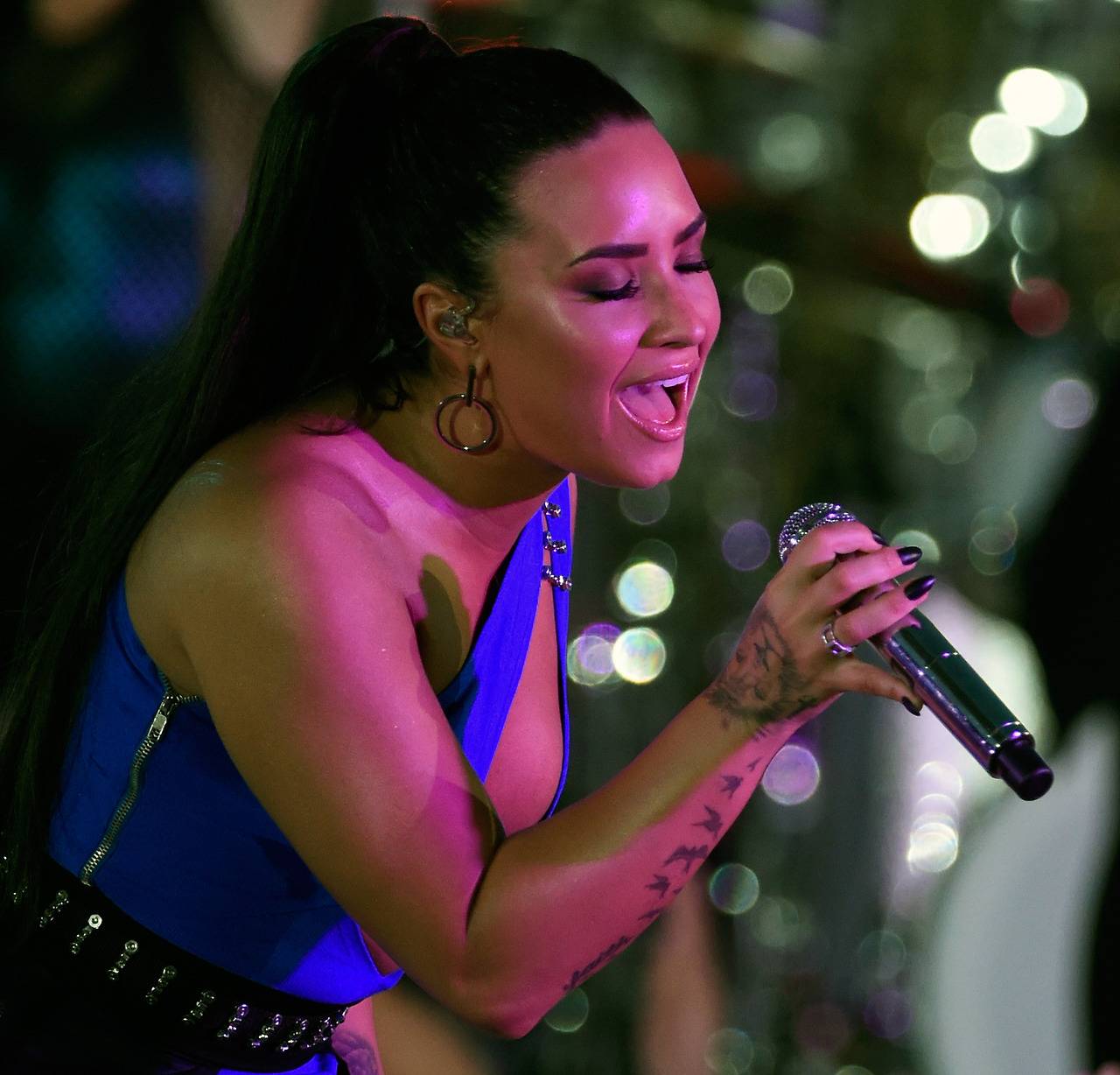 Demi_Lovato_-_performing_at_2017_MTV_Video_Music_Awards_on_August_27-03.jpg