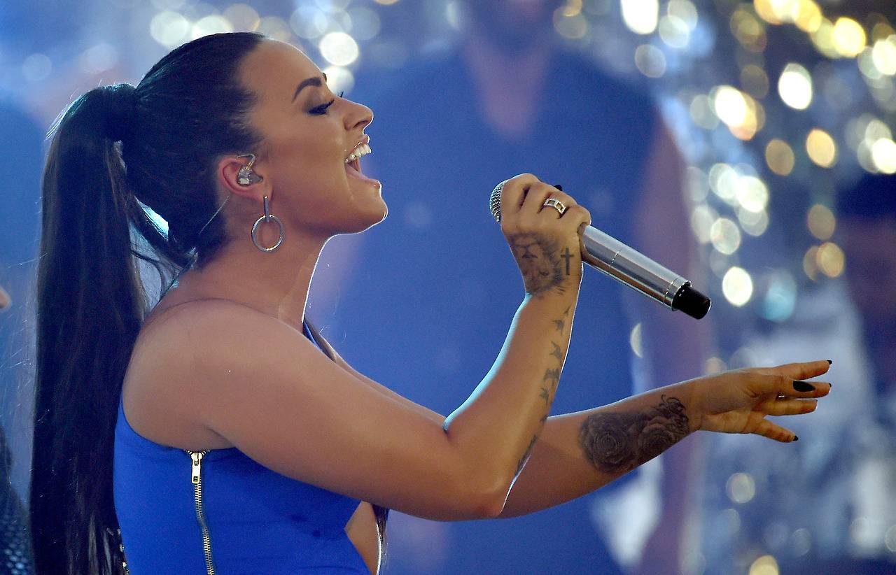 Demi_Lovato_-_performing_at_2017_MTV_Video_Music_Awards_on_August_27-05.jpg