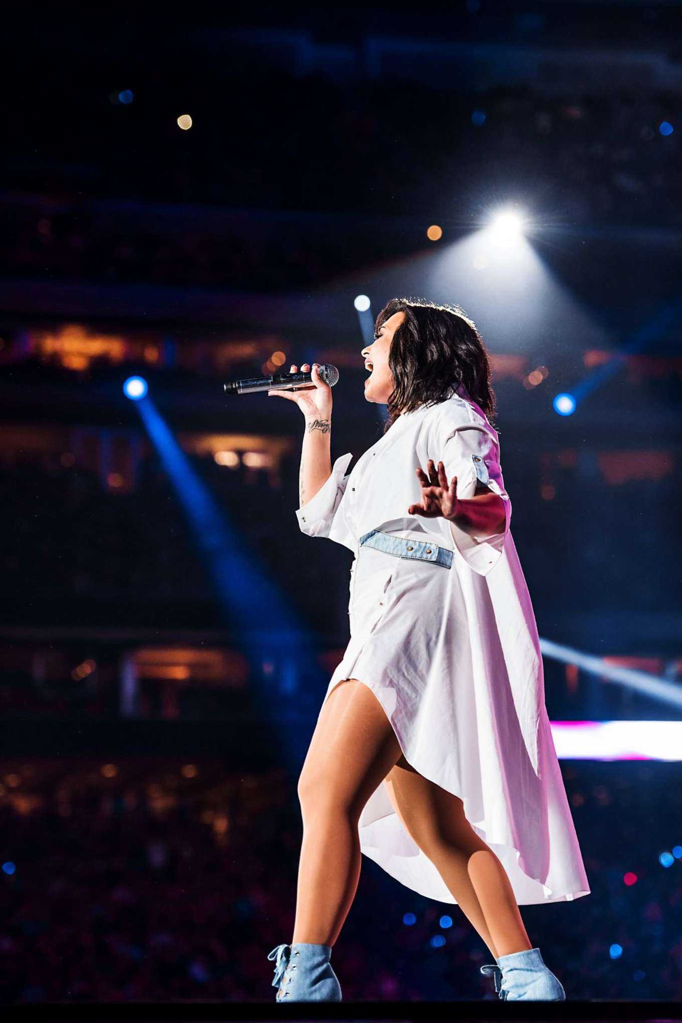 Demi_Lovato_-_performing_at_the_Houston_Livestock_Show_and_Rodeo_on_March_14-01.jpg