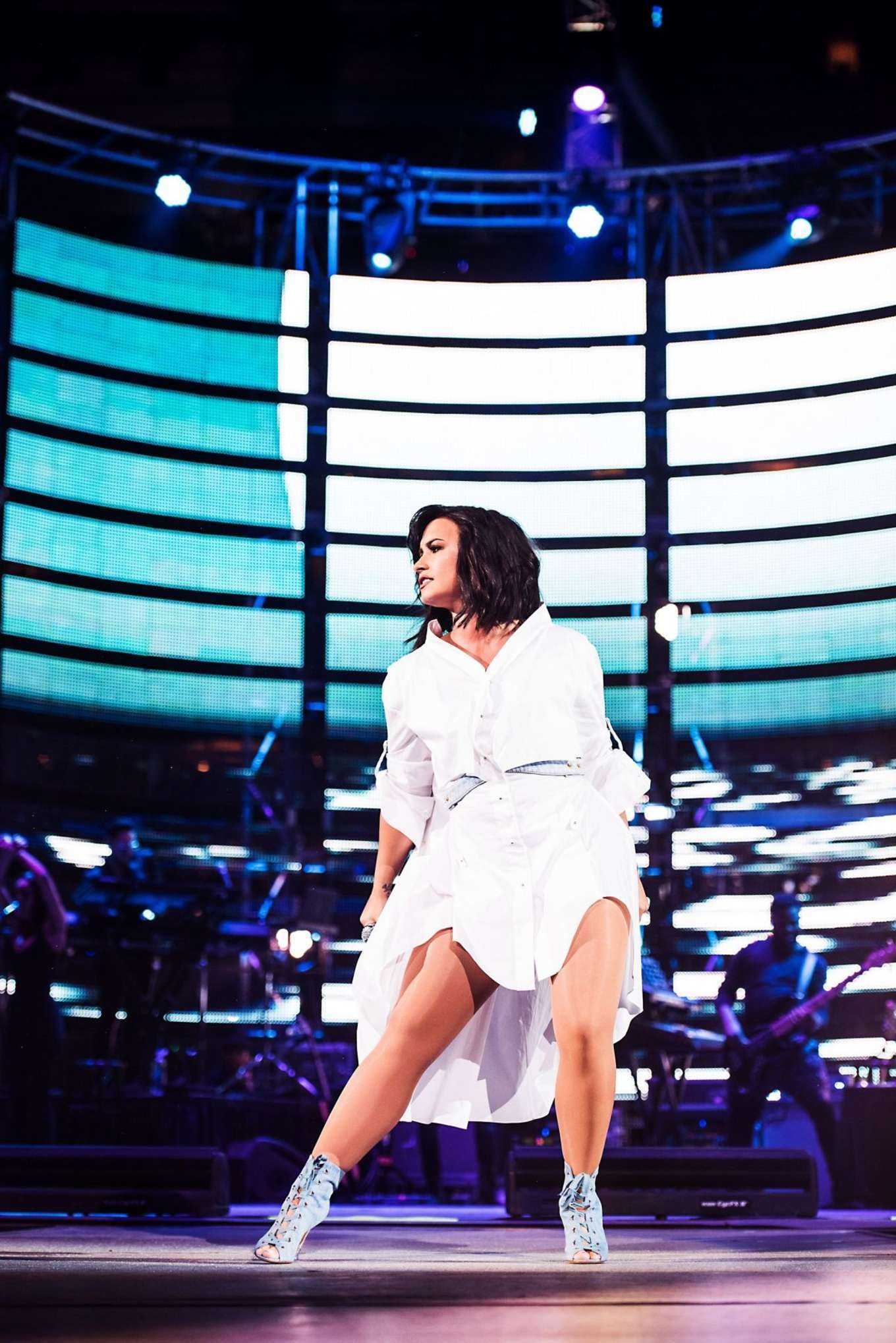 Demi_Lovato_-_performing_at_the_Houston_Livestock_Show_and_Rodeo_on_March_14-02.jpg