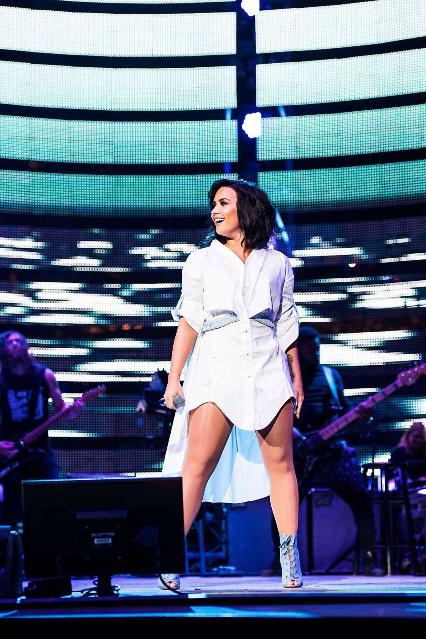 Demi_Lovato_-_performing_at_the_Houston_Livestock_Show_and_Rodeo_on_March_14-03.jpg