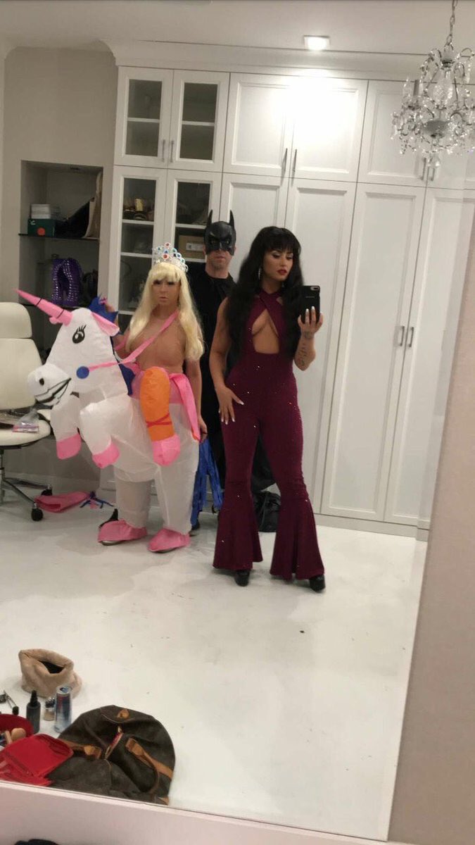 Demi_Lovato_Halloween_Party_2017_-_October_29-17.jpg Demi_Lovato_Halloween_Party_2017_-_October_29-17.jpg