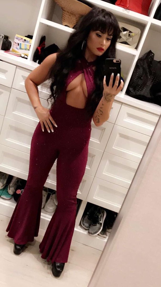 Demi_Lovato_Halloween_Party_2017_-_October_29-19.jpg Demi_Lovato_Halloween_Party_2017_-_October_29-19.jpg