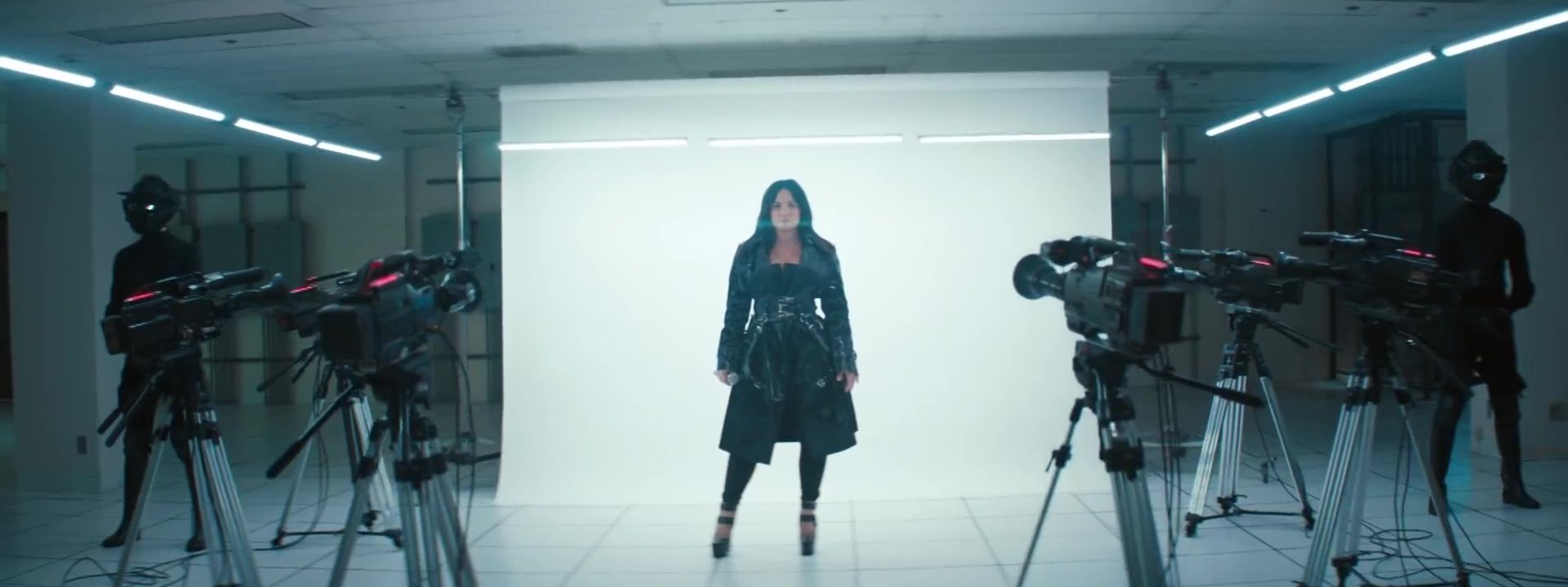 Fall_in_Line_Demi-02.jpg