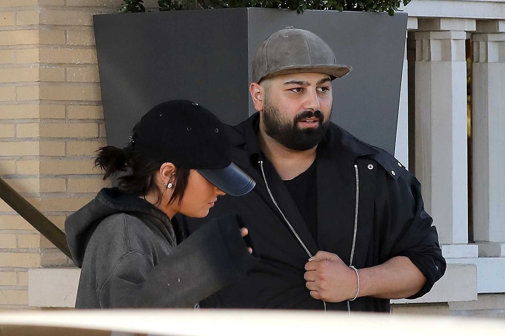 Leaving_Barney_s_New_York_in_Los_Angeles_on_May_26-05.jpg