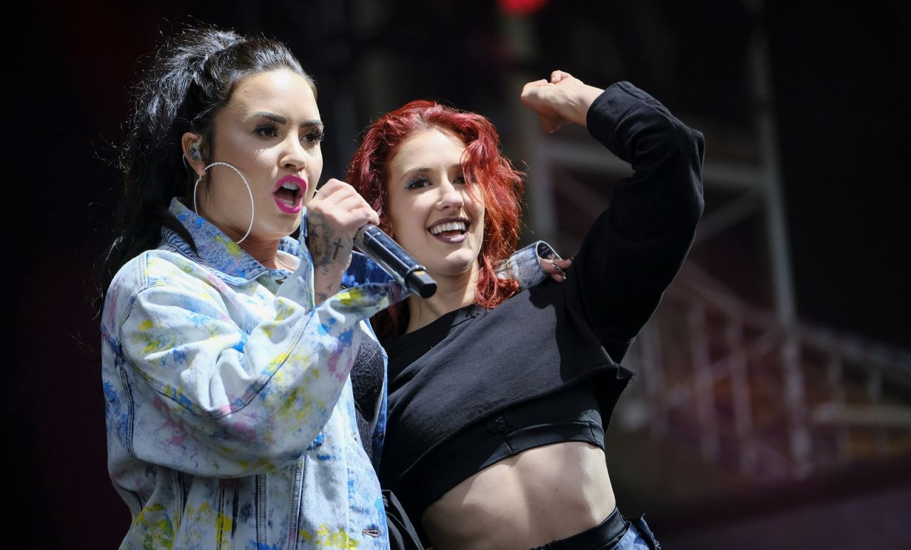 Performs_at_Newmarket_Racecourse_in_Suffolk_-_June_900002.jpg
