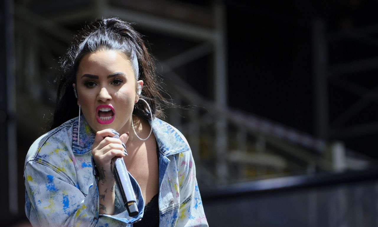Performs_at_Newmarket_Racecourse_in_Suffolk_-_June_900003.jpg