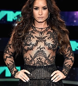 Demi_Lovato_-_2017_MTV_Video_Music_Awards_on_August_27-04.jpg