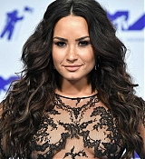 Demi_Lovato_-_2017_MTV_Video_Music_Awards_on_August_27-05.jpg