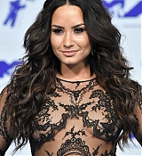 Demi_Lovato_-_2017_MTV_Video_Music_Awards_on_August_27-07.jpg