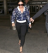 Demi_Lovato_-_Arriving_in_LA_on_June_21-05.jpg