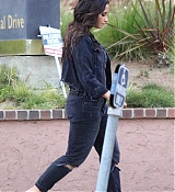 Demi_Lovato_-_In_Los_Angeles_on_August_28-12.jpg