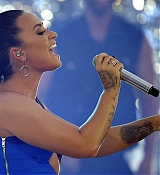 Demi_Lovato_-_performing_at_2017_MTV_Video_Music_Awards_on_August_27-05.jpg