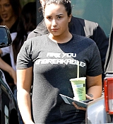 Grabbing_some_juice_after_workout_in_LA_-_March_261.jpg